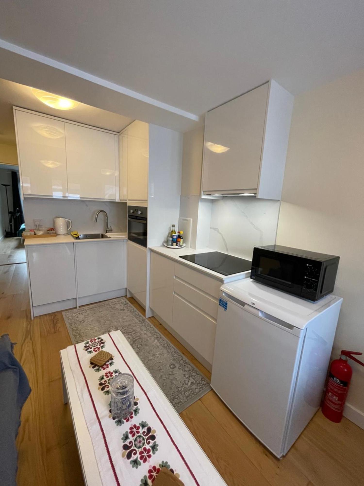 Sela House - Luton Airport Apartment Bagian luar foto